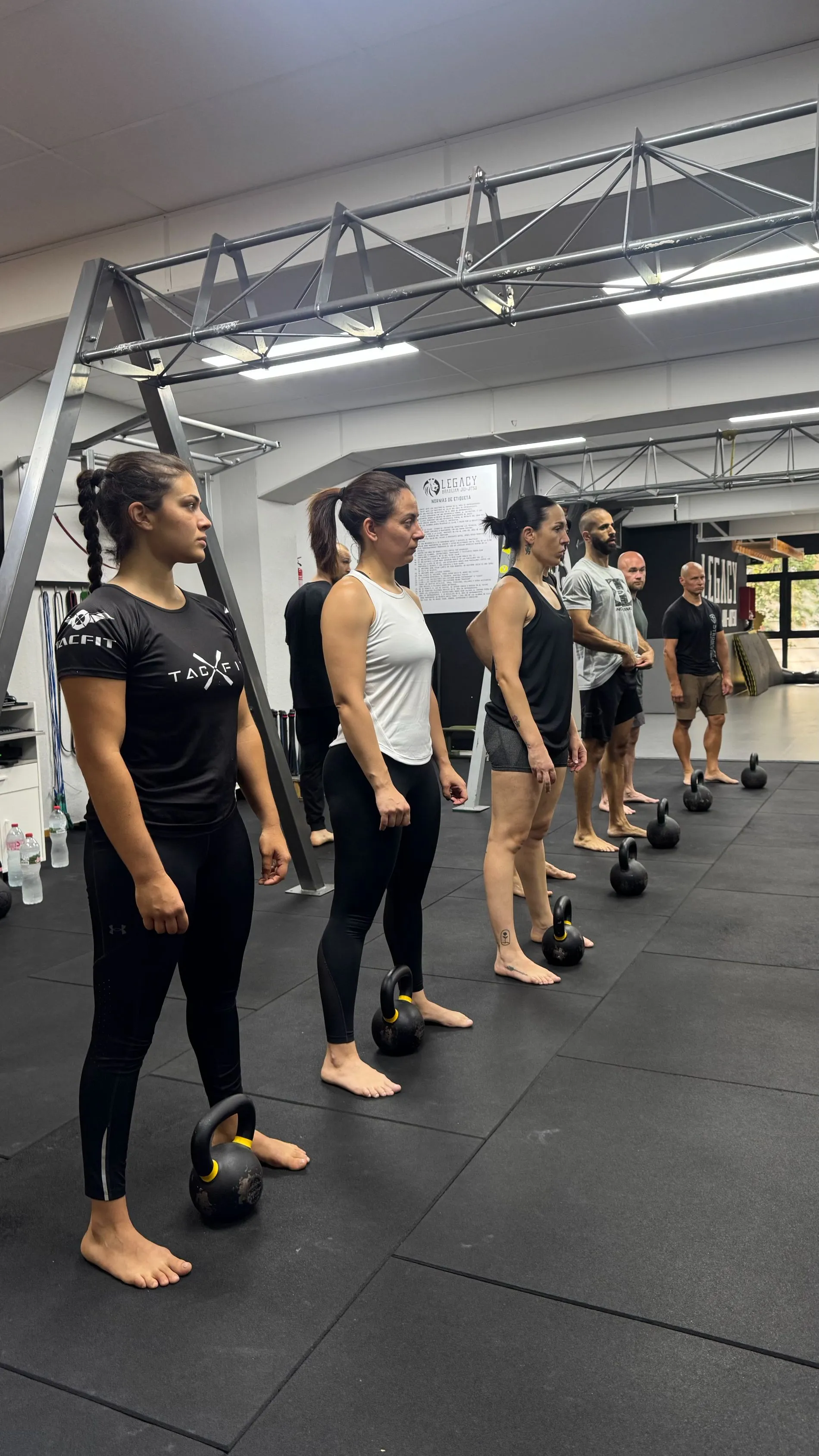 Alumnos en fila durante una clase