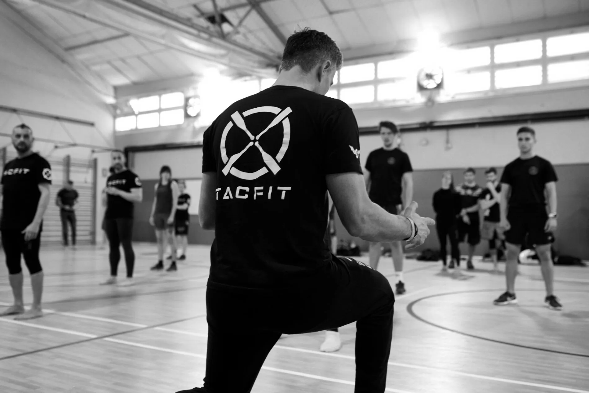 Grupo de TACFIT entrenando en pabellón