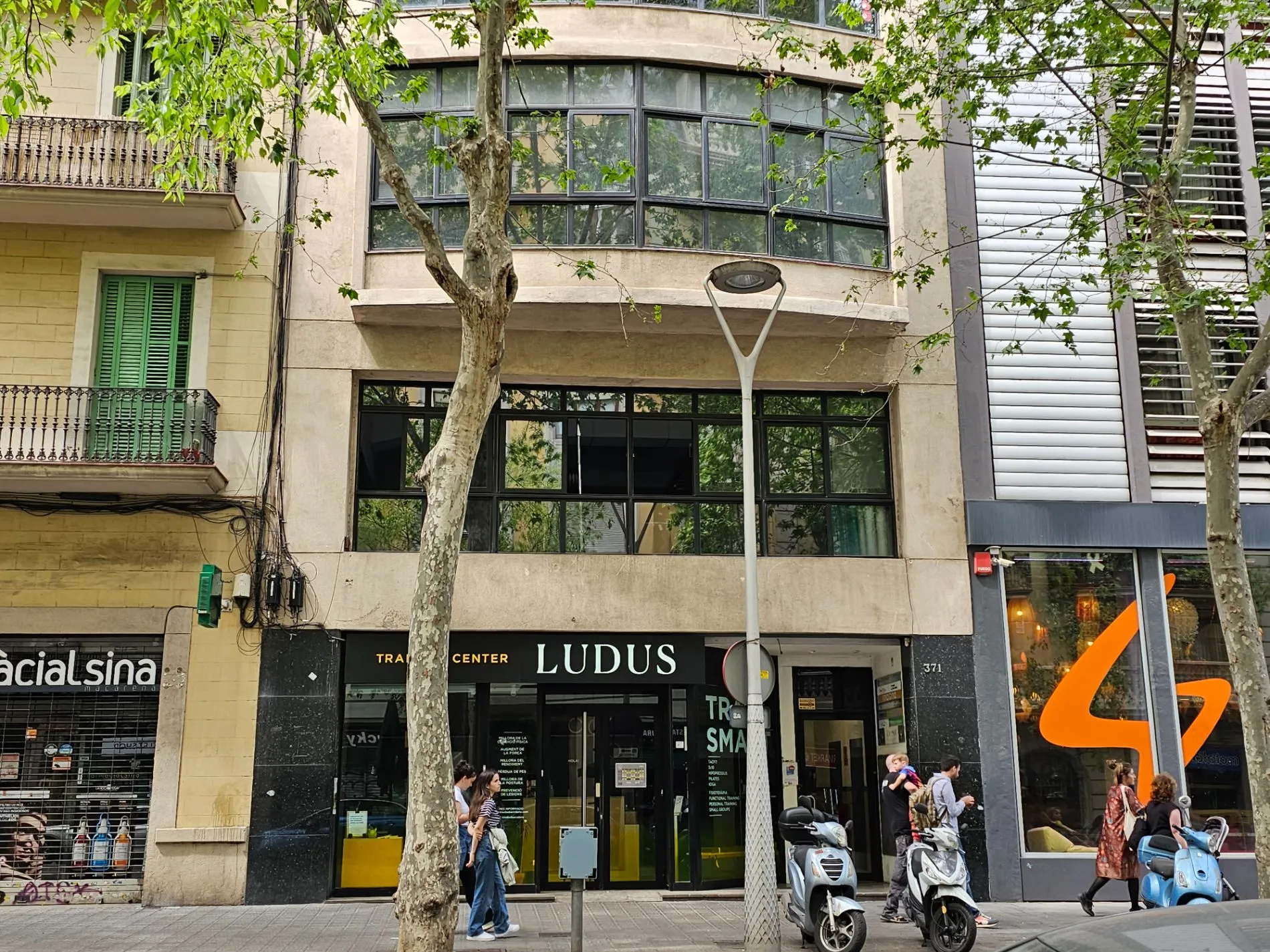 Edificio de Carrer de Còrsega 371 con el rótulo de Ludus Training Center a pie de calle