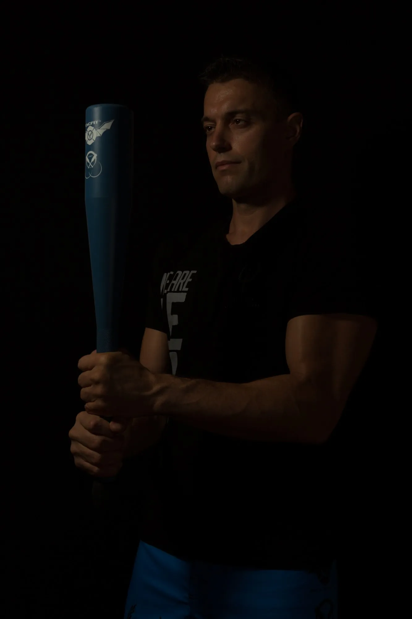 Retrato de Néstor Serra sujetando una clubbell de TACFIT
